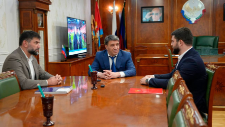 Глава Махачкалы Джамбулат Салавов обсудил итоги стажировки участника программы «Доблесть гор»