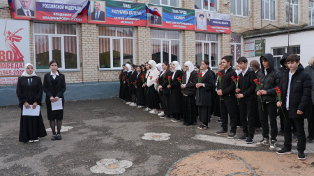 В Хасавюрте торжественно открыли мемориальную плиту и «Парту Героя» в память о погибшем участнике СВО Мустафе Товсултанове