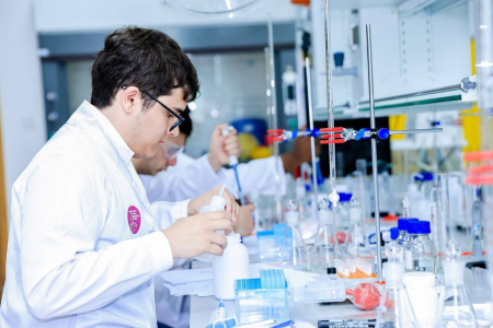 Выпускник Сириуса из обошёл 15 китайцев: история химика из Дагестана