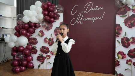 Матерей участников СВО — работников образовательных учреждений поздравили в Хасавюрте