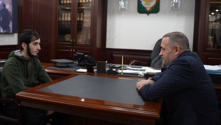 В Хасавюрте состоялась встреча Главы города Корголи Корголиева с жителем, направляющимся в зону СВО