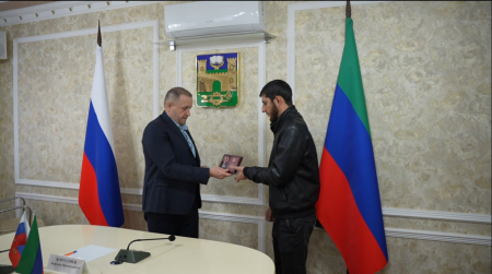 Корголи Корголиев передал орден Мужества сыну погибшего участника СВО Алаудина Хаджиева