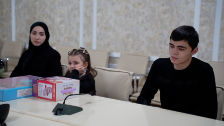 Корголи Корголиев передал медаль Суворова семье Бекхана Юсупова