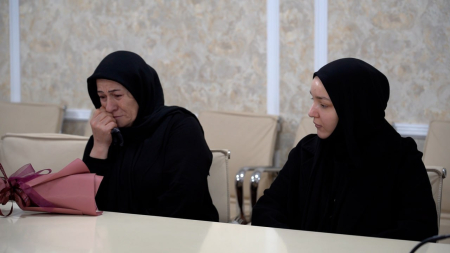 Корголи Корголиев передал медаль «За отвагу» семье погибшего участника СВО Ахмеда Абдулманапова