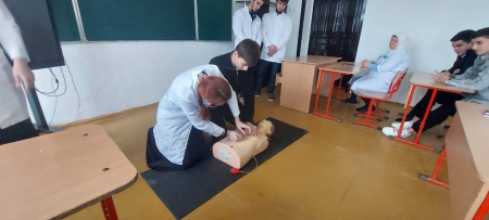 В образовательных организациях Хасавюрта продолжается плановая работа по обучению навыкам первой медицинской помощи